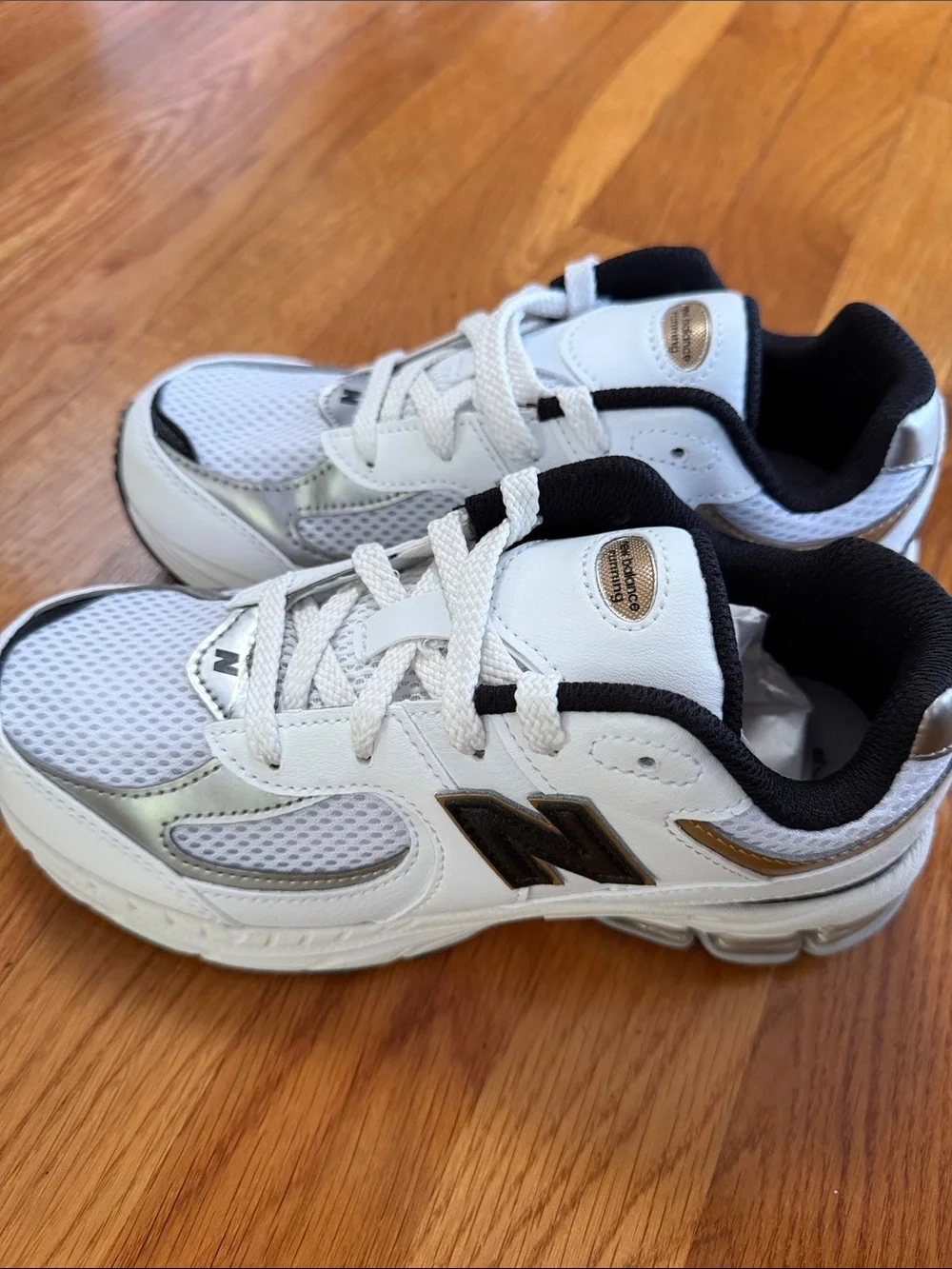 New Balance White and Black Kids Sneakers with Metallic Accents size 3